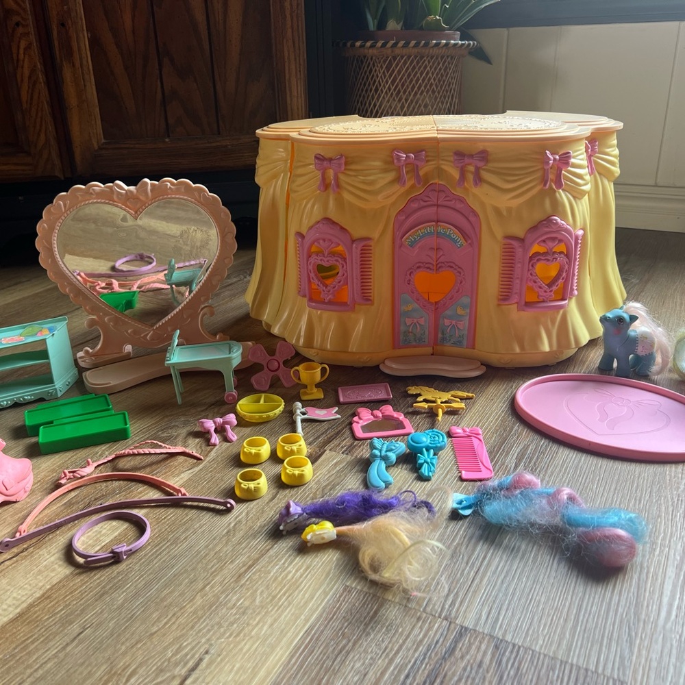 Vintage 1987 hasbro my little pony perm shoppe Set with Accessories and ponies